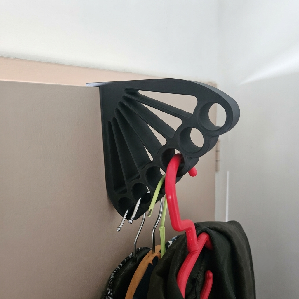 crochet de porte organisateur 6 cintres en PETG noir sur le haut d'une porte