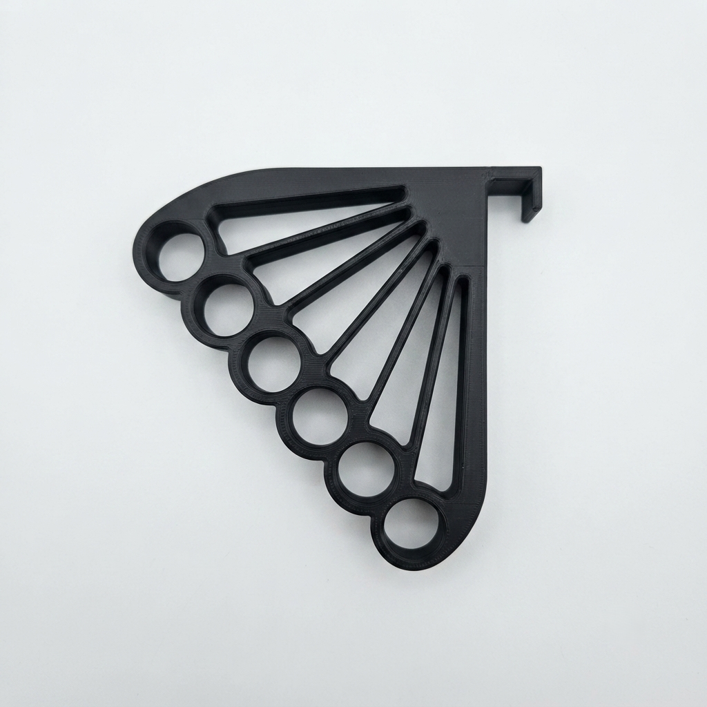 crochet de porte organisateur 6 cintres en PETG noir sur le haut d'une porte